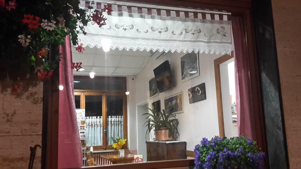 Albergo Ristorante Centro Vico Canavese Eksteriør bilde