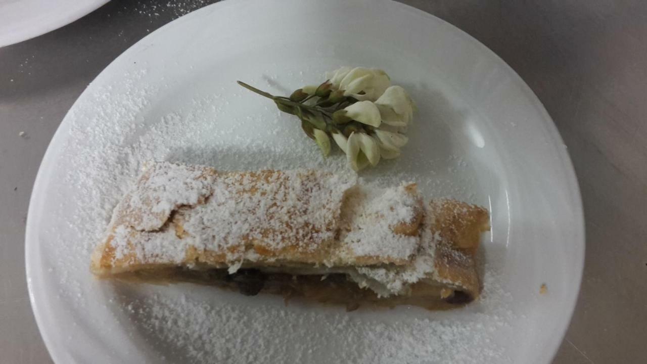 Albergo Ristorante Centro Vico Canavese Eksteriør bilde